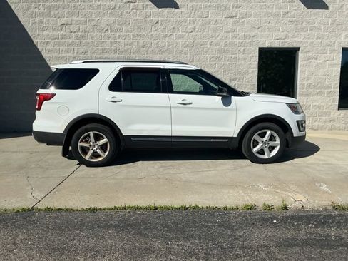 Used 2016 Ford Explorer XLT w/ Equipment Group 202A AWD/4WD image 11