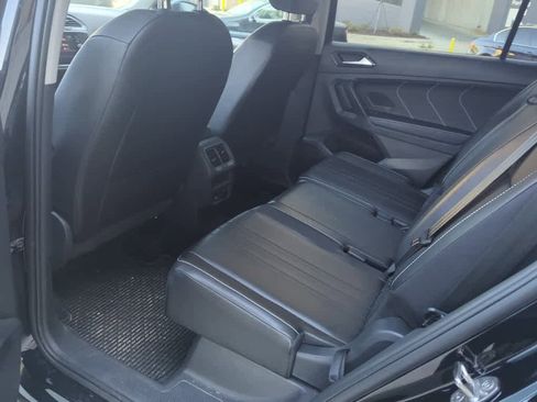 Used 2024 Volkswagen Tiguan SE w/ Panoramic Sunroof Package image 14