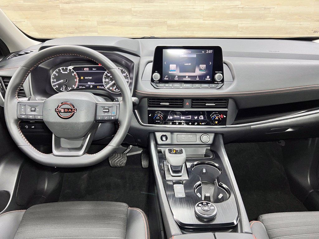 Used 2026 Nissan Rogue SV AWD/4WD image 2