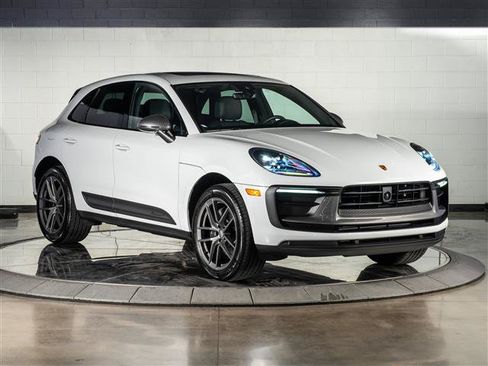 Certified 2026 Porsche Macan AWD/4WD image 7