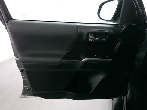 Used 2019 Toyota Tacoma TRD Sport w/ Technology Package image 10