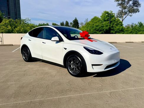Used 2025 Tesla Model Y Long Range AWD/4WD image 2