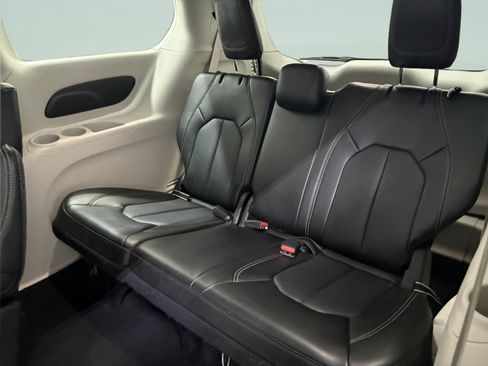 Used 2024 Chrysler Pacifica Touring-L FWD image 14