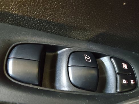 Used 2019 Nissan Rogue Sport S image 27