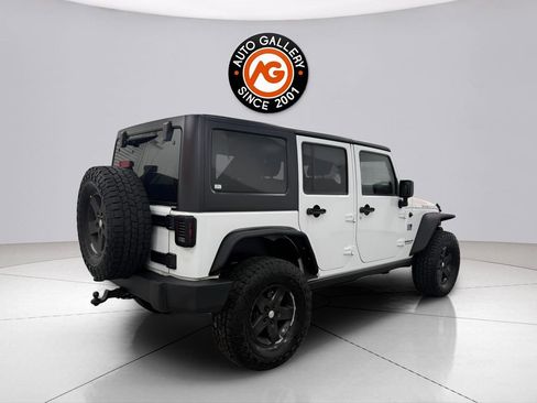 Used 2012 Jeep Wrangler Unlimited Rubicon w/ Dual Top Group AWD/4WD image 7