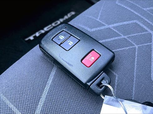 Used 2016 Toyota Tacoma TRD Off-Road image 15