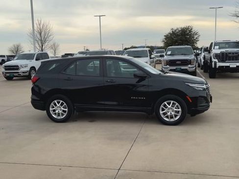 Used 2023 Chevrolet Equinox LS image 2