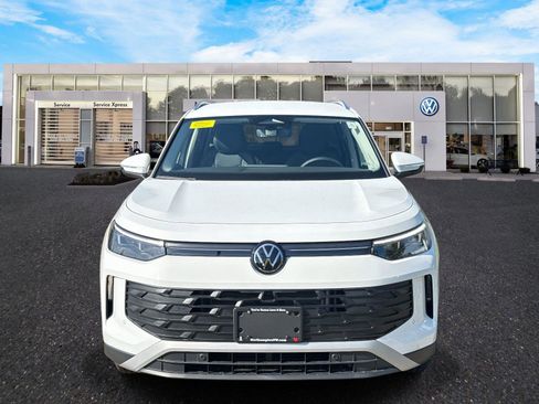 New 2025 Volkswagen Tiguan SE image 2