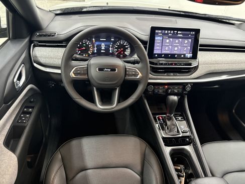 Used 2024 Jeep Compass Latitude image 12