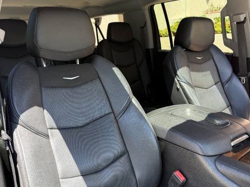 Used 2018 Cadillac Escalade ESV Luxury RWD image 15
