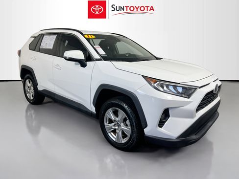 Used 2021 Toyota RAV4 XLE w/ Convenience Package FWD image 1