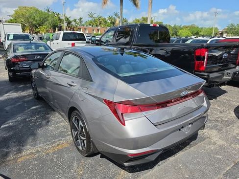 Used 2023 Hyundai Elantra SEL w/ Convenience Package FWD image 4