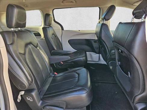 Used 2023 Chrysler Pacifica Touring-L FWD image 24