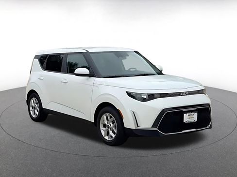 Used 2025 Kia Soul LX w/ LX Technology Package FWD image 3