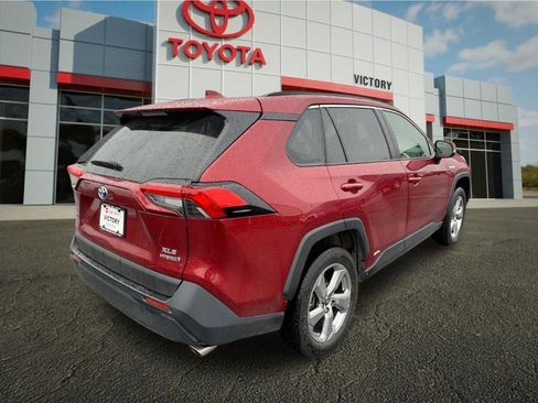 Used 2021 Toyota RAV4 XLE Premium image 3