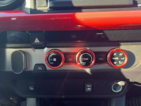 Used 2017 Toyota Tacoma SR image 17