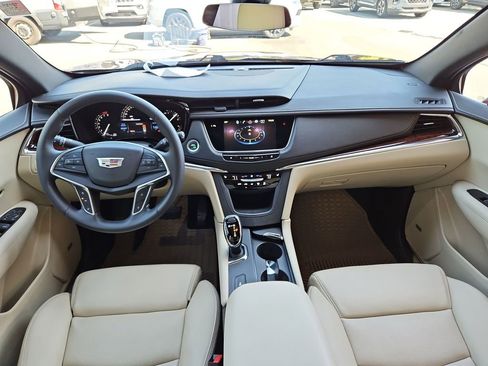 Used 2017 Cadillac XT5 Luxury w/ Driver Awareness Package FWD image 9