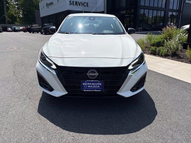 Used 2025 Nissan Altima 2.5 SV FWD image 2