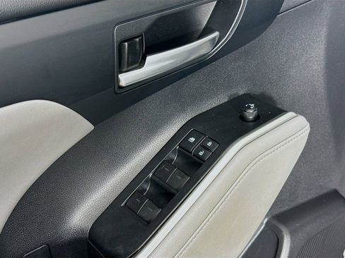 Certified 2021 Toyota Highlander XLE AWD/4WD image 12