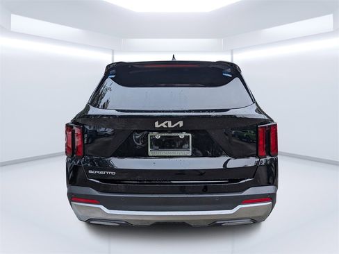 Used 2025 Kia Sorento S image 4