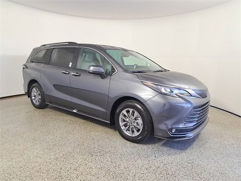 Used 2025 Toyota Sienna XLE image 4