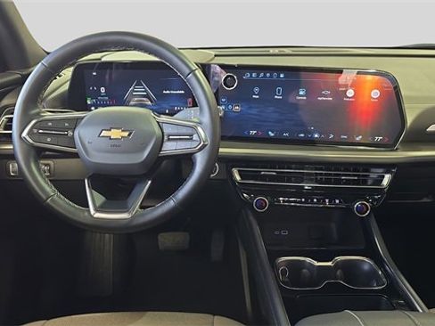 Used 2025 Chevrolet Traverse LT image 9