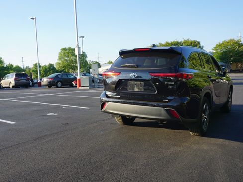 Used 2022 Toyota Highlander XLE AWD/4WD image 3