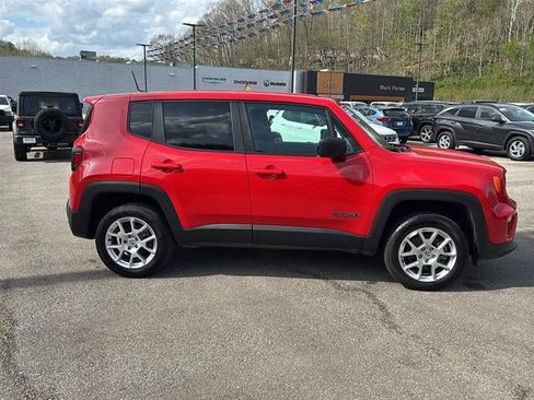 Used 2023 Jeep Renegade Latitude AWD/4WD image 3