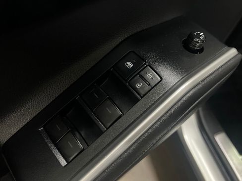 Used 2020 Toyota Highlander XLE FWD image 13
