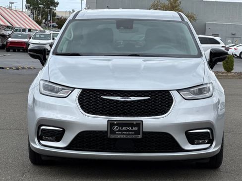 Used 2024 Chrysler Pacifica Touring-L FWD image 10