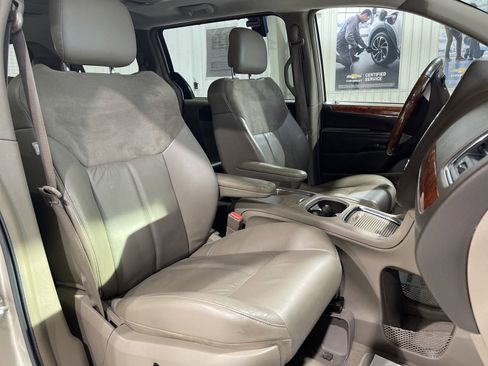 Used 2015 Chrysler Town & Country Limited Platinum image 21
