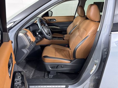 Used 2025 Nissan Pathfinder Platinum w/ Black Appearance Package FWD image 30