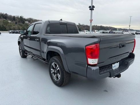 Used 2018 Toyota Tacoma TRD Sport w/ Technology Package image 5