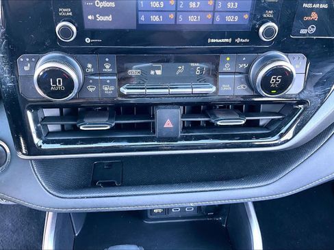 Used 2022 Toyota Highlander XLE FWD image 33