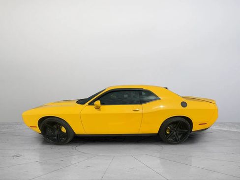Used 2018 Dodge Challenger SXT RWD image 2