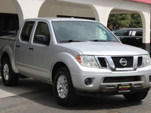 Used 2014 Nissan Frontier SV image 2