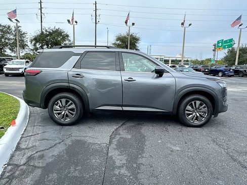 Used 2025 Nissan Pathfinder SV image 5