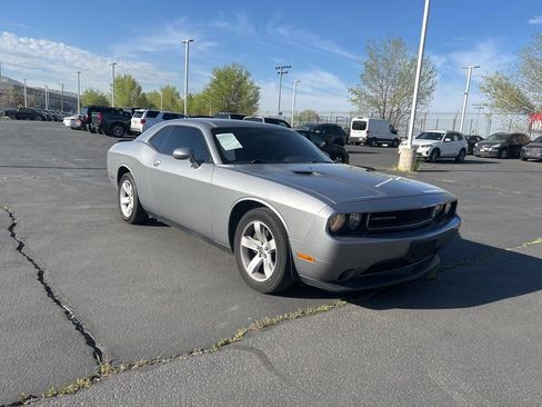 Used 2014 Dodge Challenger SXT image 2