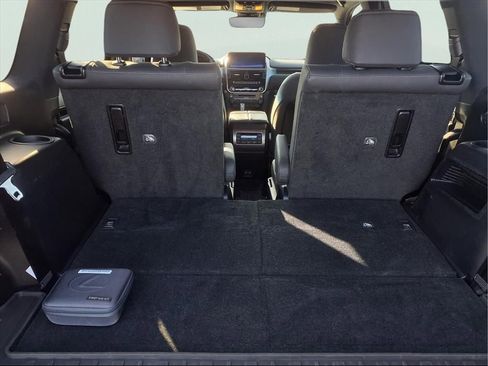 Used 2023 Lexus GX 460 Premium w/ Accessory Package image 33