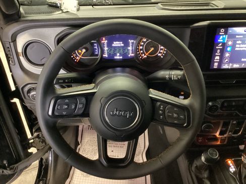 Used 2024 Jeep Gladiator Sport image 18
