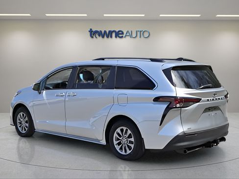 Used 2023 Toyota Sienna XLE w/ XLE Plus Package AWD/4WD image 4