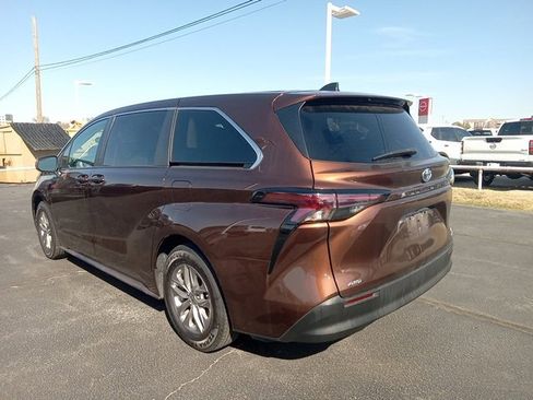 Used 2024 Toyota Sienna LE image 5