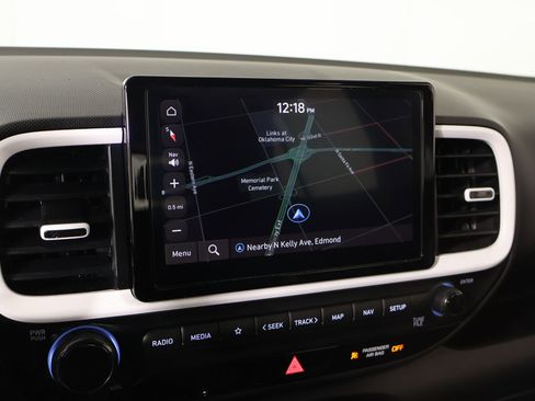 Used 2025 Hyundai Venue Limited FWD image 7