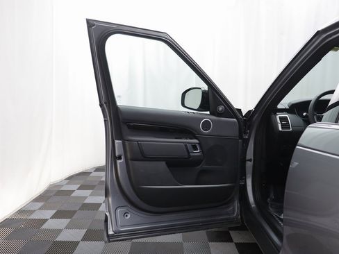 Used 2025 Land Rover Discovery S image 4