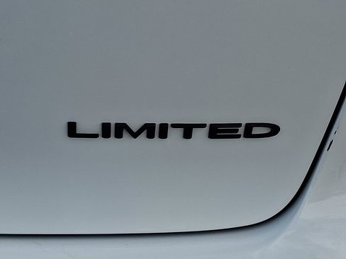 Used 2025 Chrysler Pacifica Limited image 16