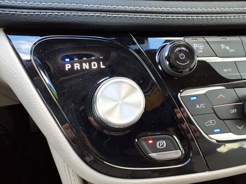 Used 2021 Chrysler Pacifica Limited w/ Uconnect Theater Family Group image 22