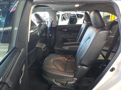 Used 2022 Toyota Highlander XLE FWD image 8
