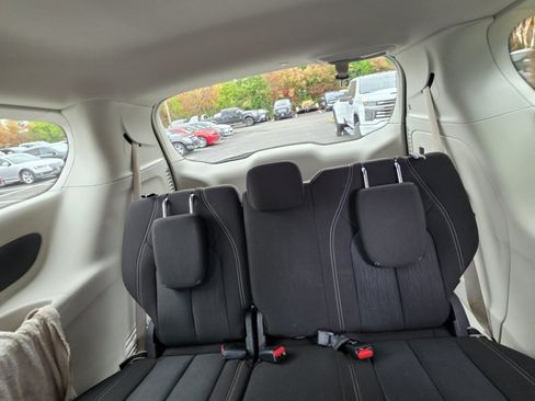 Used 2022 Chrysler Voyager LX FWD image 11