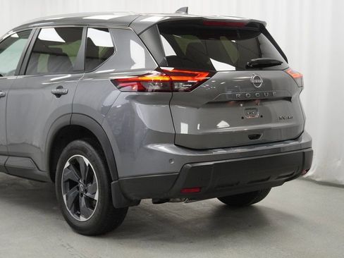 Used 2024 Nissan Rogue SV w/ SV Premium Package image 12