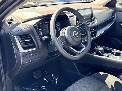 Used 2023 Nissan Rogue SV image 2